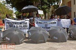 Dominicanos afectados por sentencia del Tribunal Constitucional protestan frente al Palacio