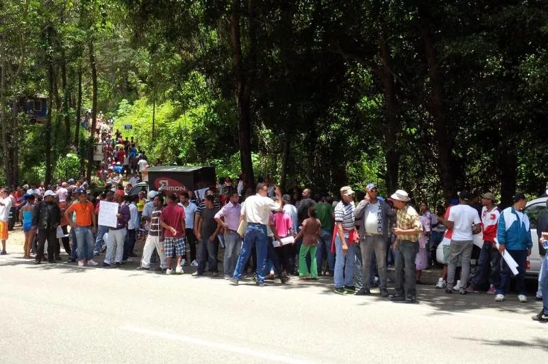 La Policía desvía manifestantes irían a La Vega a protestar contra el obispo y a pedir se explote loma Miranda