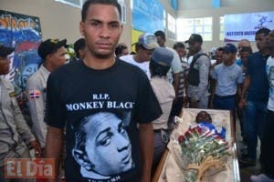 Cortejo fúnebre lleva restos de Monkey Black a su última morada