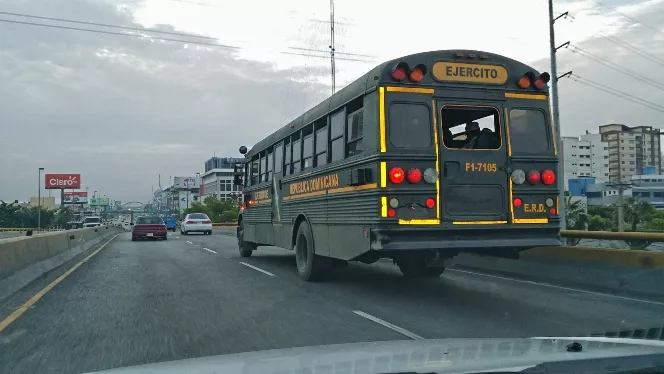 Autobús del Ejército transita por elevado de la Kennedy, sin placa y ante la mirada indiferente de AMET