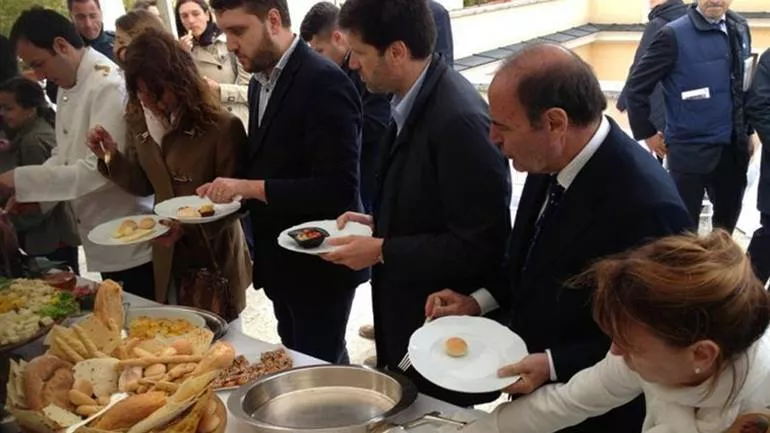 Papa se molesta por la lujosa comida en Vaticano durante las canonizaciones