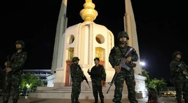 Decretan toque de queda en Tailandia