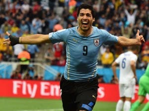 Suárez guía Uruguay 2-1 sobre Inglaterra