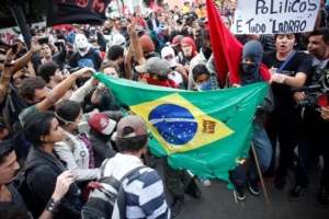 Grupos de manifestantes protestan contra el Mundial.