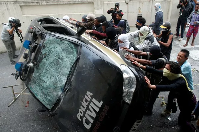 Destrozos e incidentes entre manifestantes antiMundial y policía en Belo Horizonte