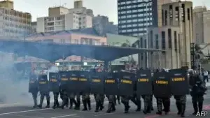 Policía brasileña lanza gases lacrimógenos contra manifestantes en Sao Paulo