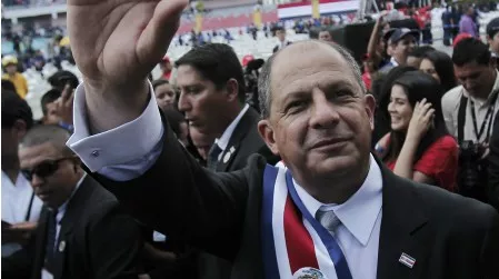 Presidente de Costa Rica prohíbe el culto a su nombre e imagen