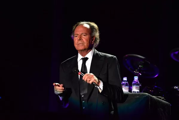 Julio Iglesias seduce en un concierto íntimo en  Hard Rock Hotel Punta Cana