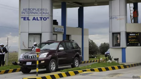 Hombre apuñala a siete en aeropuerto en Bolivia