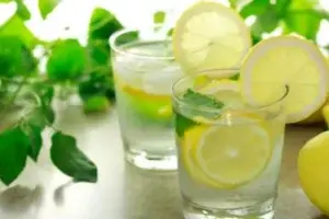 Conozca los beneficios de tomar agua con limón