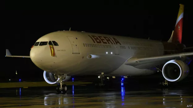 Rayo golpea avión de la selección española a su regreso a Madrid