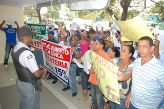 Empleados de bancas realizan protesta para que Gobierno deje sin efecto cambio de horarios de  sorteos de lotería 