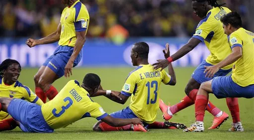 Ecuador le gana 2-1 a Honduras y sigue con vida 