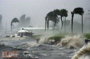 Huracán de categoría 2 Matthew sigue fortaleciéndose en su avance por Caribe