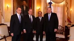 Presidente Medina recibe comisión de los mormones en el Palacio Nacional