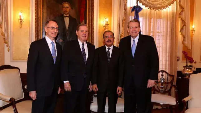 Presidente Medina recibe comisión de los mormones en el Palacio Nacional