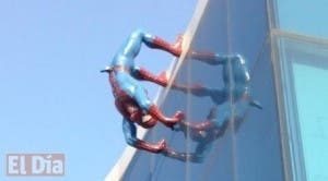 Retiran una escultura de Spiderman por tener su miembro viril en erección