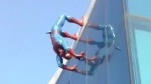 Retiran una escultura de Spiderman por tener su miembro viril en erección