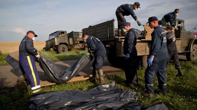 Malaysia Airlines: Encuentran 21 cuerpos más entre los restos del avión 