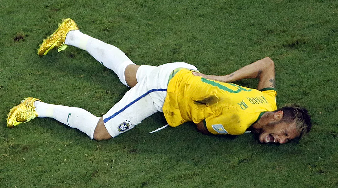 "Neymar tiene una fractura transversal de la tercera vértebra lumbar y quedó fuera del Mundial", anunció el médico Rodrigo Lasmar en la zona mixta, tras el partido que Brasil ganó a Colombia (2-1). "Neymar tiene una fractura transversal de la tercera vértebra lumbar y quedó fuera del Mundial", anunció el médico Rodrigo Lasmar en la zona mixta, tras el partido que Brasil ganó a Colombia (2-1).
