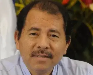 Ortega asume cuarto mandato, tercero seguido, con su esposa de vicepresidente