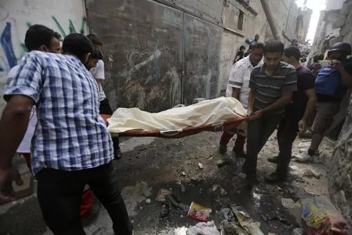 Un palestino herido es trasladado al hospital de Shifa en Gaza el domingo 20 de julio de 2014. Israel anunció de madrugada que intensificaría sus ataques sobre la Franja de Gaza. Foto: AP.