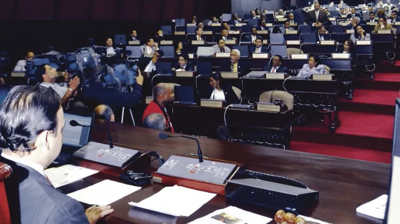 Sesión Deja Sobre La Mesa Tribunal Constituciónal.