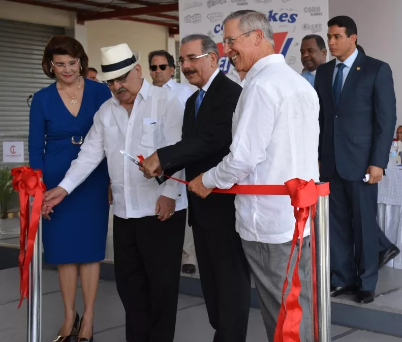 César Iglesias inaugura planta de “corn flakes”