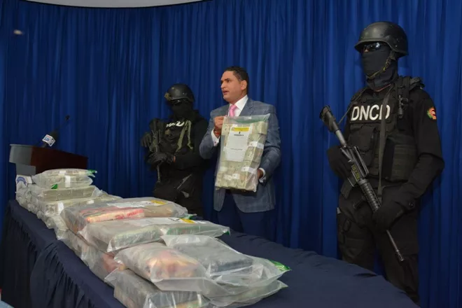 DNCD se incauta más de 900 mil dólares en la capital y 27 paquetes de cocaína en puerto de Haina