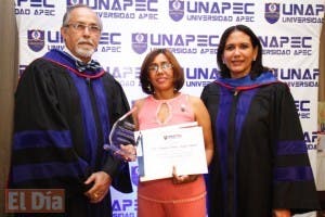 UNAPEC realiza acto de reconocimiento para sus docentes