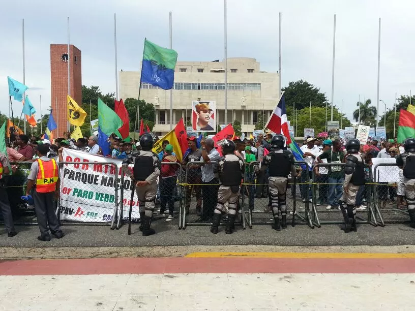 Otra de las consignas de los manifestantes es  "parque nacional o se hunde la isla".