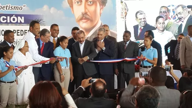 Presidente inaugura tres nuevas escuelas en Pedernales