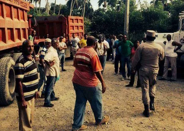 Camioneros bloquean carretera Maimón-Guzmancito, en Puerto Plata