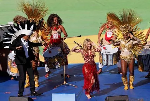 Shakira enciende el Maracaná en una fiesta de clausura con mucha samba