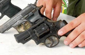 Gobierno venezolano intercambia armas por becas y medicamentos