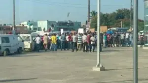 ¡Extenso tapón en puente de la 17! Choferes bloquean parada del Metro en reclamo de indemnización