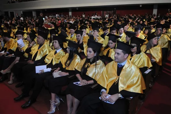 UNIBE gradúa 751 nuevos profesionales en diversas carreras