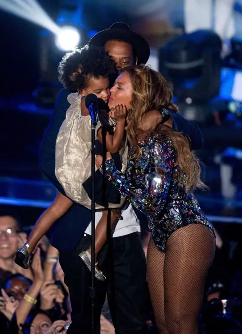 Beyoncé besa a su hija ante Jay Z. GETTY /AFP