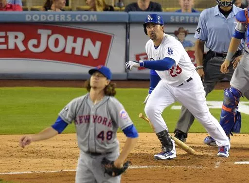El toletero de los Diodgers de Los Angeles Dodgers Adrián González y el abridor de los Mets de Nueva York Jacob deGrom observan el jonrón de González en el quinto inning de un partido de las Grandes Ligas el sábado, 23 de agosto del 2010. (Foto AP/Mark J. Terrill)