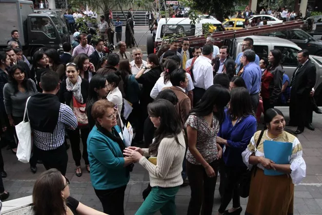 Fuerte temblor en Quito lleva a desocupar edificios y suspender vuelos