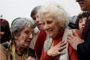 Hallan nieto de fundadora Abuelas de Plaza de Mayo