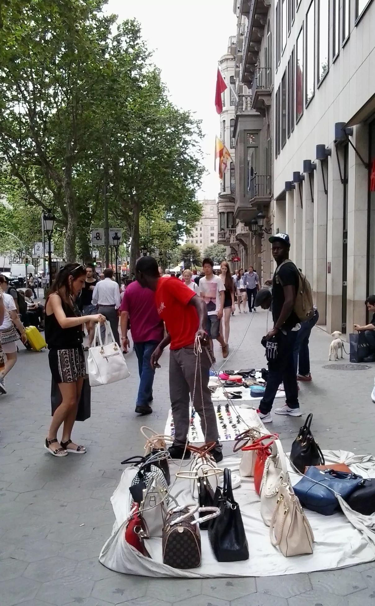 Vendedores ambulantes se buscan la vida en Barcelona