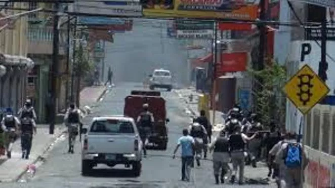 Policía Nacional interviene Salcedo tras manifestaciones dejan dos agentes heridos