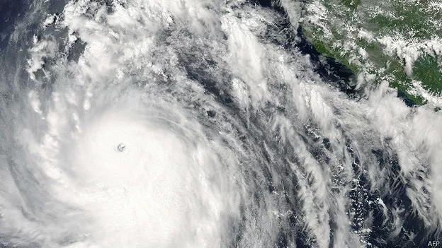El huracán Matthew sube a categoría 3 en su avance por el Caribe