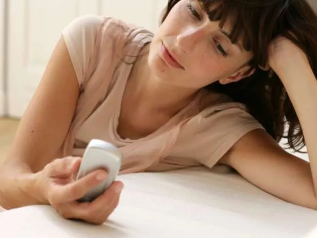mujer-telefono-12 mujer-telefono-12