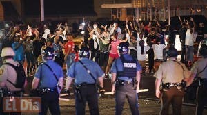 Misuri declara estado de emergencia y toque de queda en Ferguson, EE. UU.