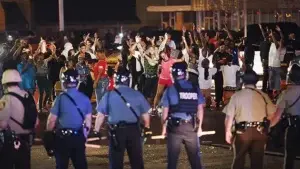 Misuri declara estado de emergencia y toque de queda en Ferguson, EE. UU.