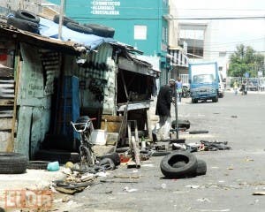 Tarantines desplazan  gente de aceras