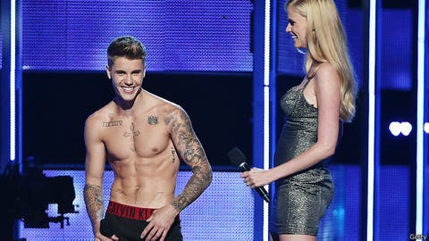 Cómo hacer viral la semana de la moda: Justin Bieber con poca ropa