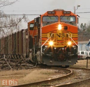 Buffett negocia  alianza  en vías y el transporte